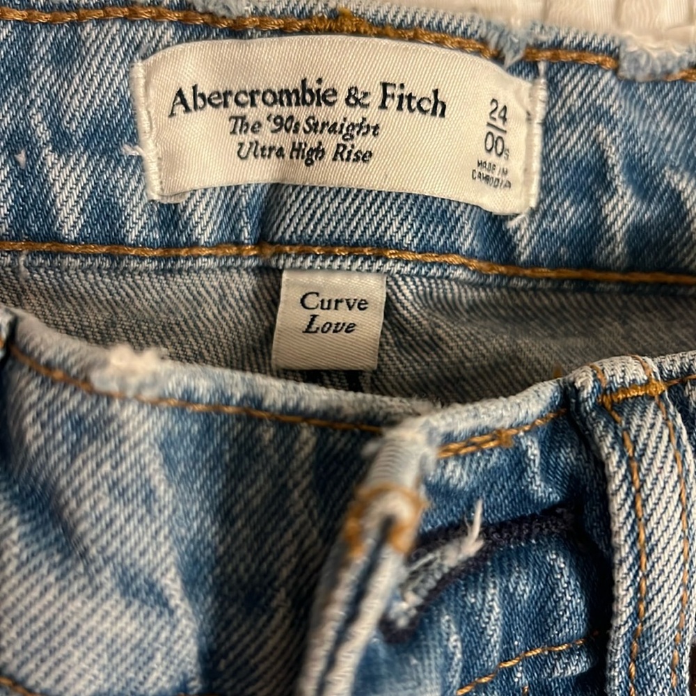 Abercrombie & Fitch
90’s straight ultra high rise 
size: 24 (00) 
CURVE LOVE